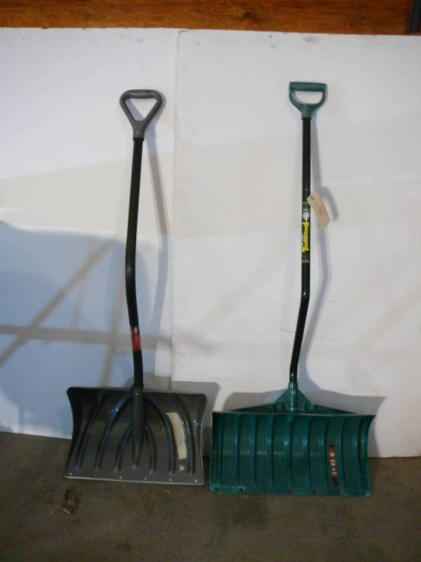 lot 538 image: Snow Shovels
