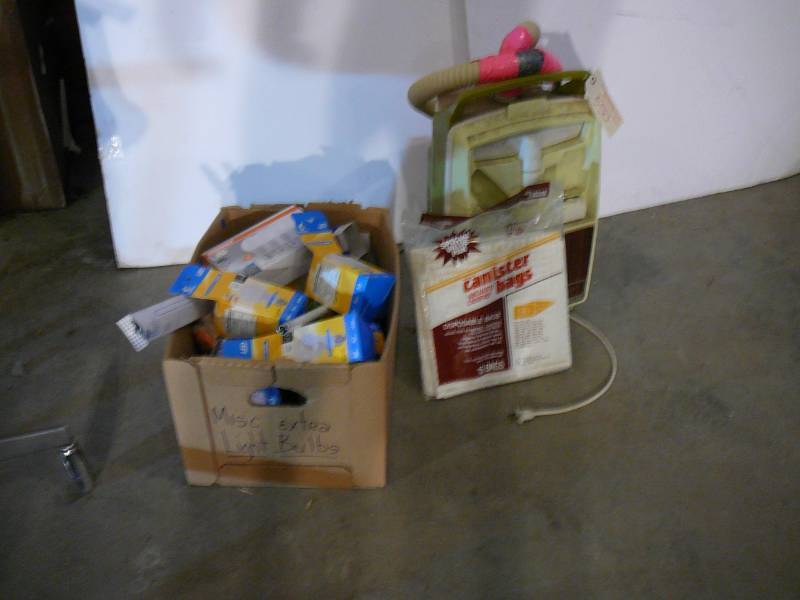lot 550 image: Shop Vac, Bags, Light Bulbs
