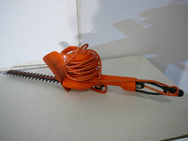 lot 553 image: Black & Decker Shrub & Hedge Cutter