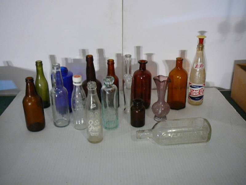 lot 565 image: Lot of Vintage Glass bottles