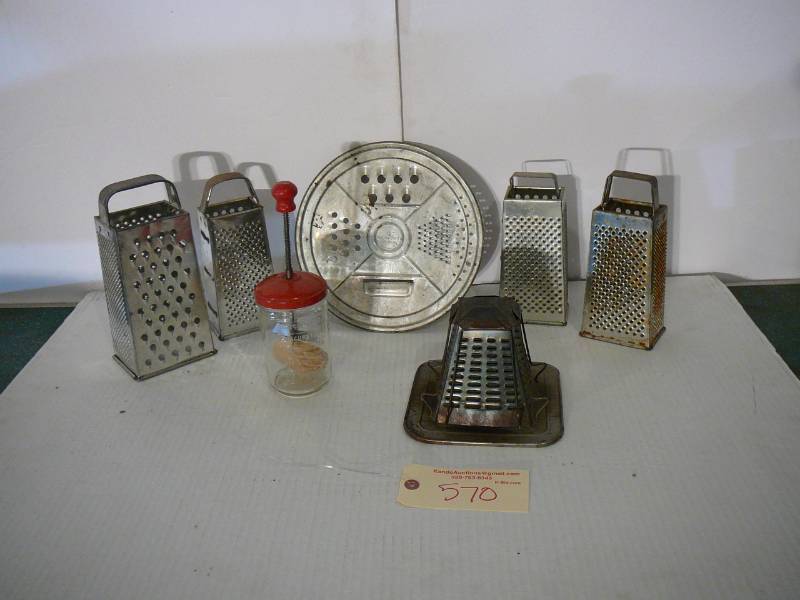 lot 570 image: Lot of Graters, Vintage Toast Toaster