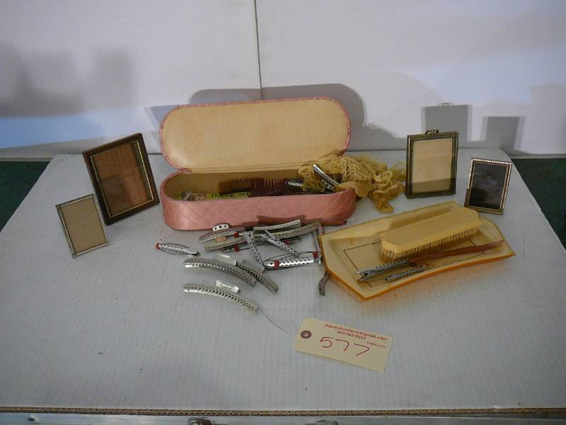 lot 577 image: Vintage Hair accessories