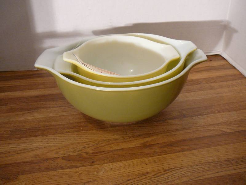 lot 607 image: Set of 3 Pyres Dishes