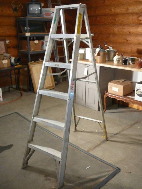 lot 613 image: Aluminum Step Ladder