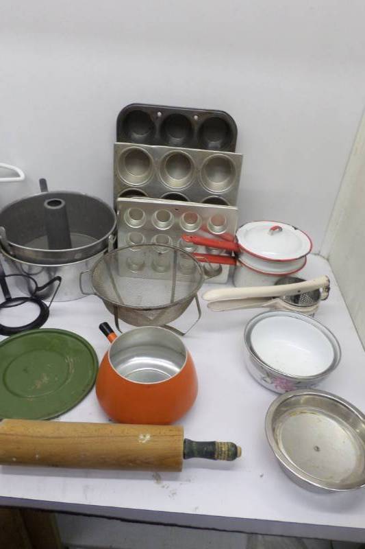 lot 67 image: Vintage Pans and other Misc Kitchen Items