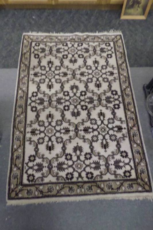 lot 70 image: Rug 47 x 70