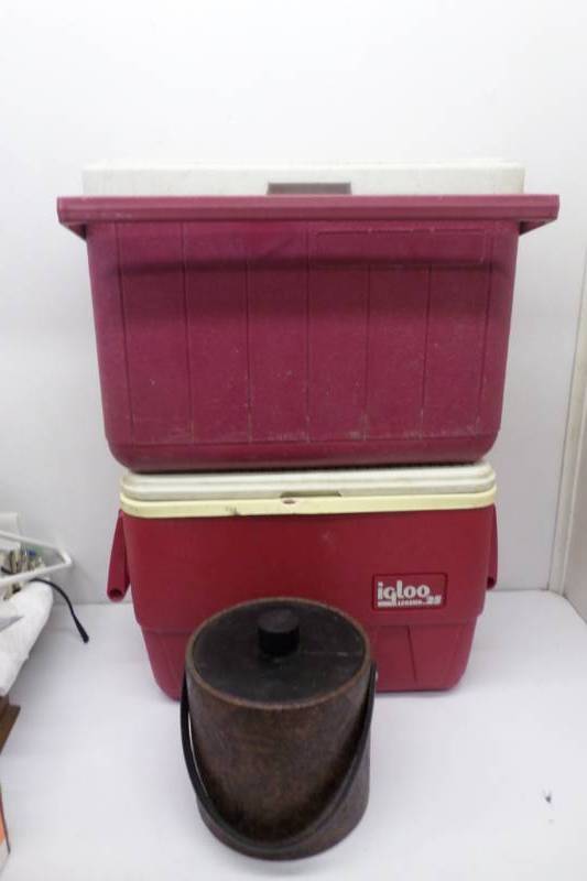 lot 71 image: Igloo Legend 25, Coleman and a Brown Cooler