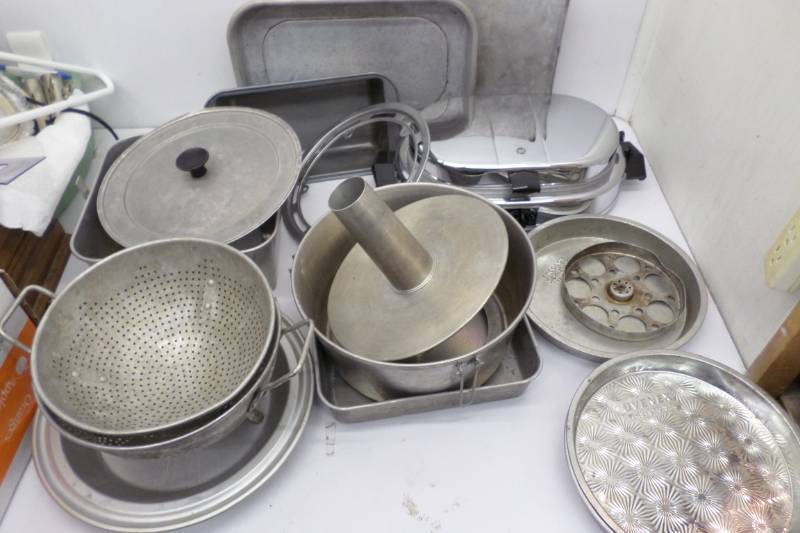 lot 74 image: Vintage Kitchen Misc