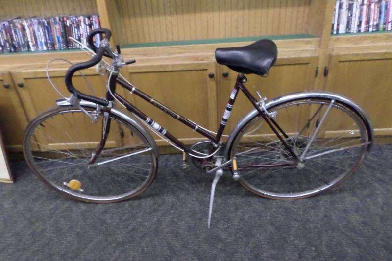 lot 77 image: Vintage Ladies Columbia Circa 1970 10 Speed Bike
