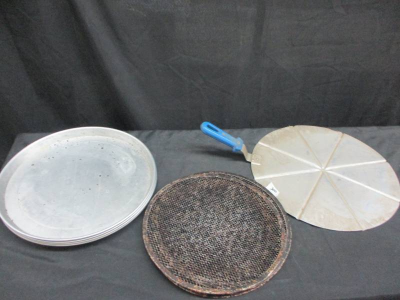 lot 133 image: Pizza Pans and Trays