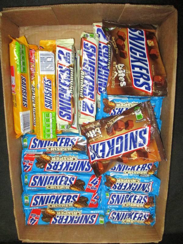 lot 192 image: 36 Bags of Assorted Candy Bars