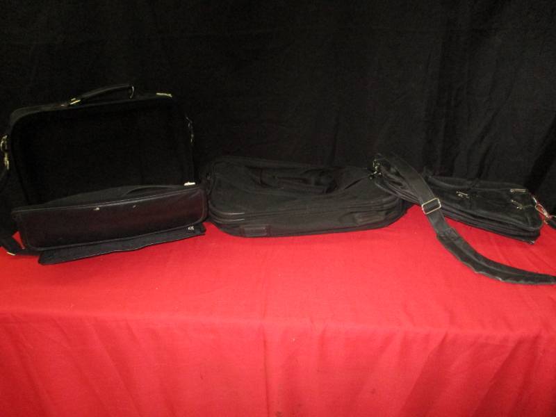 lot 13 image: Nice Computer Bags