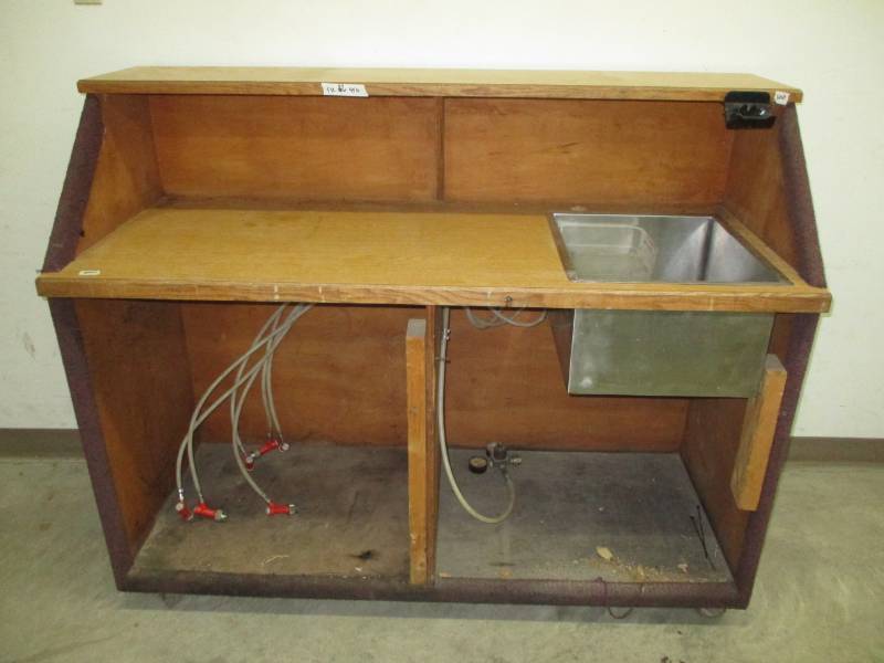 lot 27 image: Bar on Wheels Nice bar for any ourdoor event or indoor just needs to be cleaned