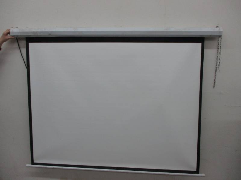 lot 34 image: Movie Projector Screen Automatic 40 x 56 Screen