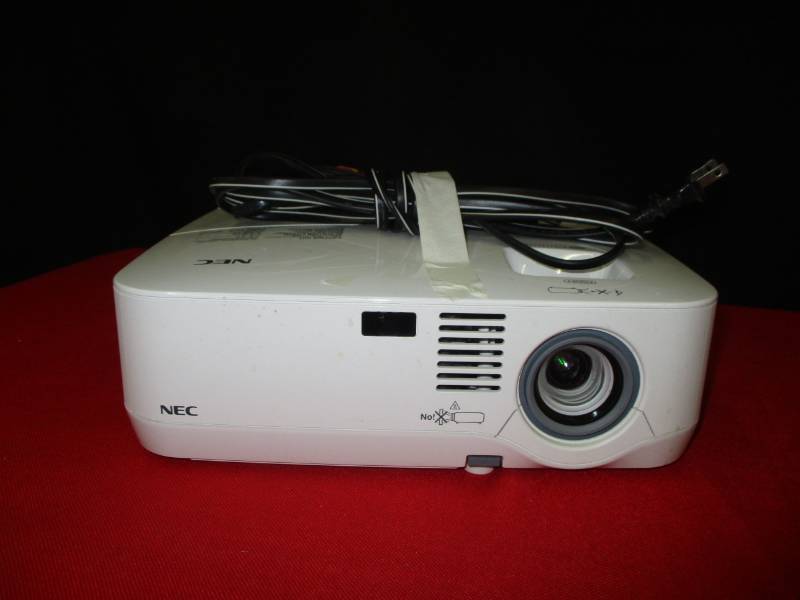 lot 35 image: NEC White 2009 NP500 Projector, Works Good