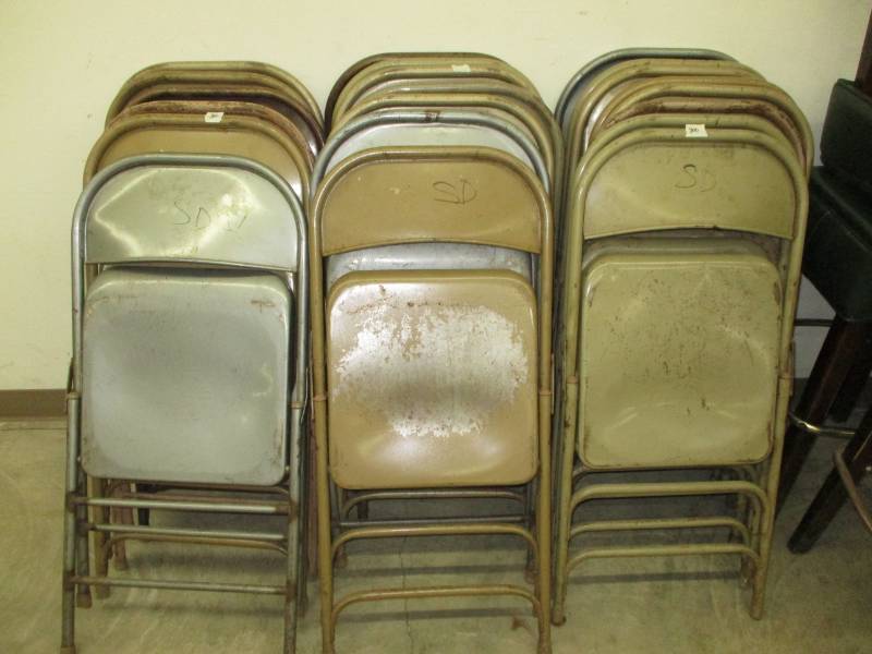 lot 39 image: 21 Folding Chairs