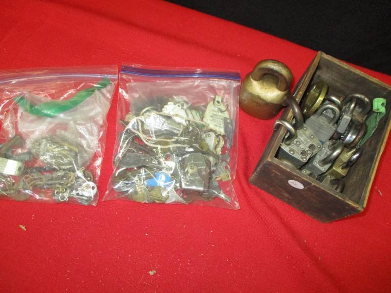lot 86 image: Assortment of Paddle Locks and Keys