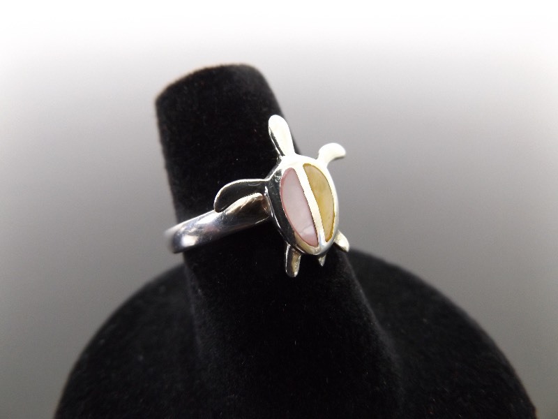 lot 63 image: .925 Sterling Silver Inlayed Mother of Pearl Turtle Ring Size 6