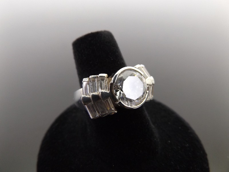 lot 68 image: .925 Sterling Silver Crystal Ring Size 7.25