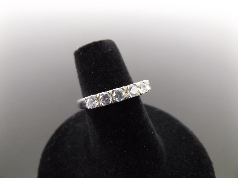 lot 73 image: .925 Sterling Silver Faceted Lined Crystal Ring Size 6.25