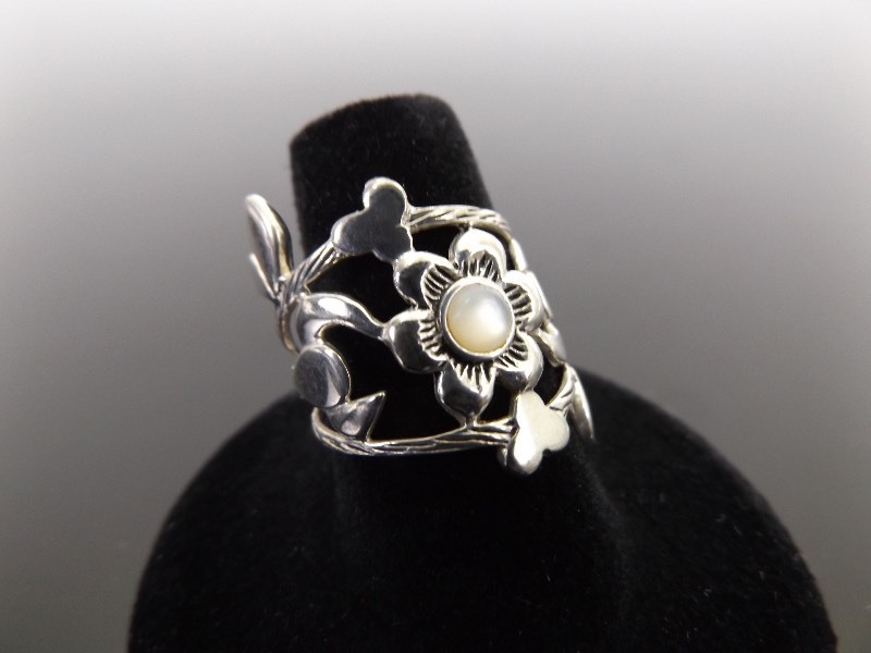 lot 83 image: .925 Sterling Silver Mother of Pearl Cabochon Flower Ring Size &nbsp7