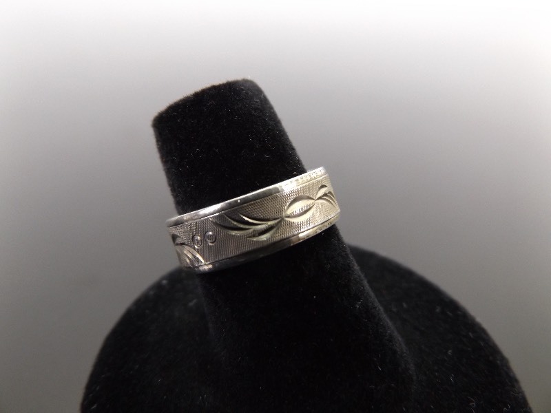 lot 84 image: .925 Sterling Silver Etched Design Ring Size 6.125
