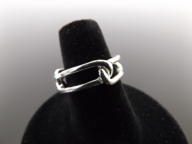 lot 86 image: .925 Sterling Silver Knot Ring Size 6.25