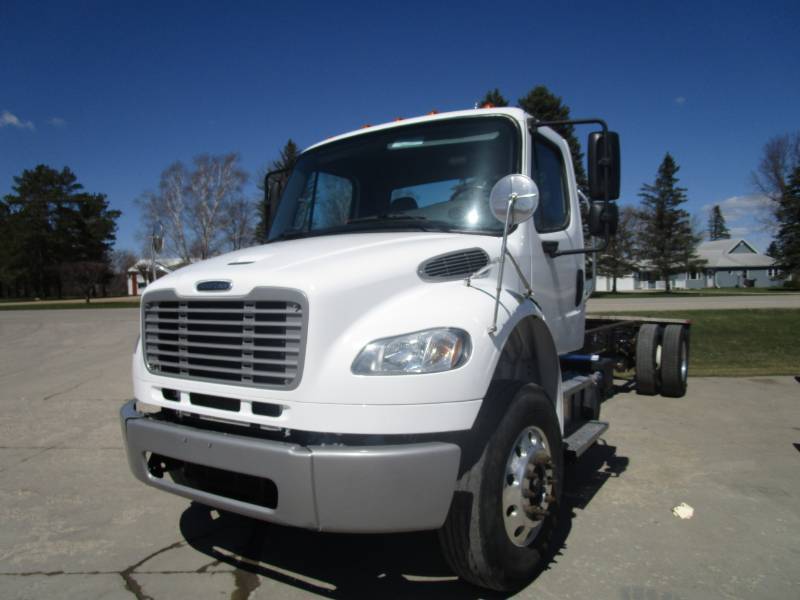 lot 5 image: 2014 Freightliner  (R1018)