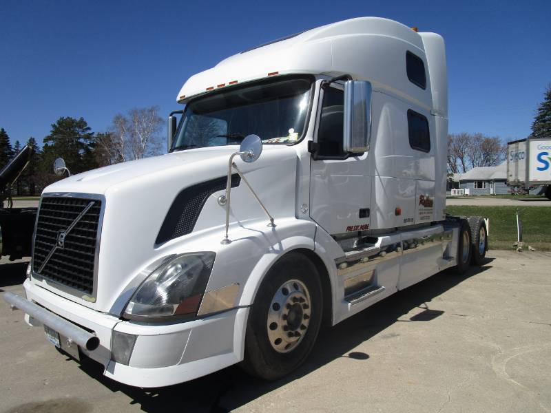 lot 2 image: 2007 Volvo 780 Semi 535 hp     Pre-Emissions, Double Sleeper  (11)