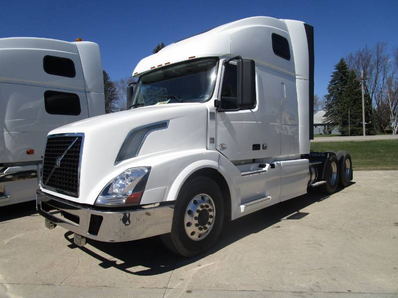 lot 3 image: 2012 Volvo Double Sleeper, Lots of Room                          (R1002)
