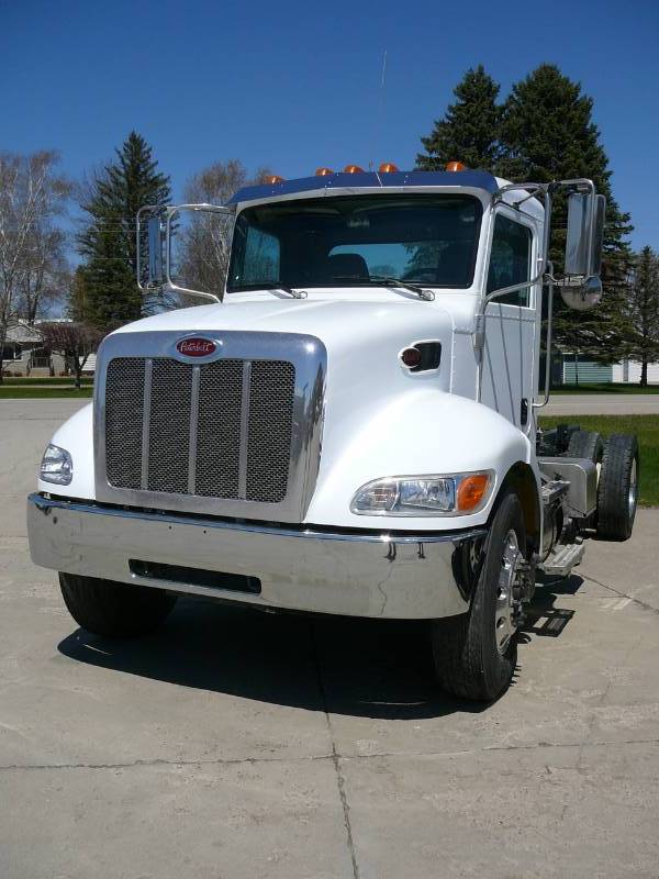 lot 1 image: 2017 Peterbilt  337                                        R1041