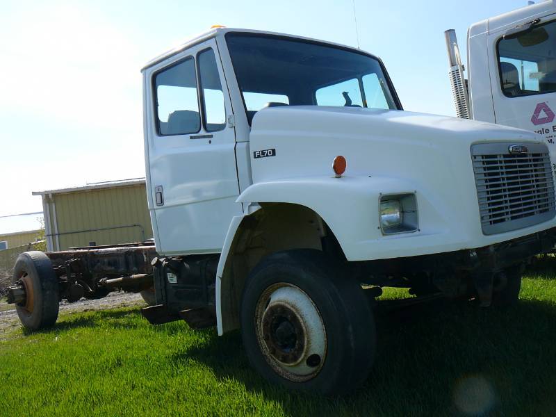 lot 20 image: 2000 Freightliner  Parts                  (R1010)