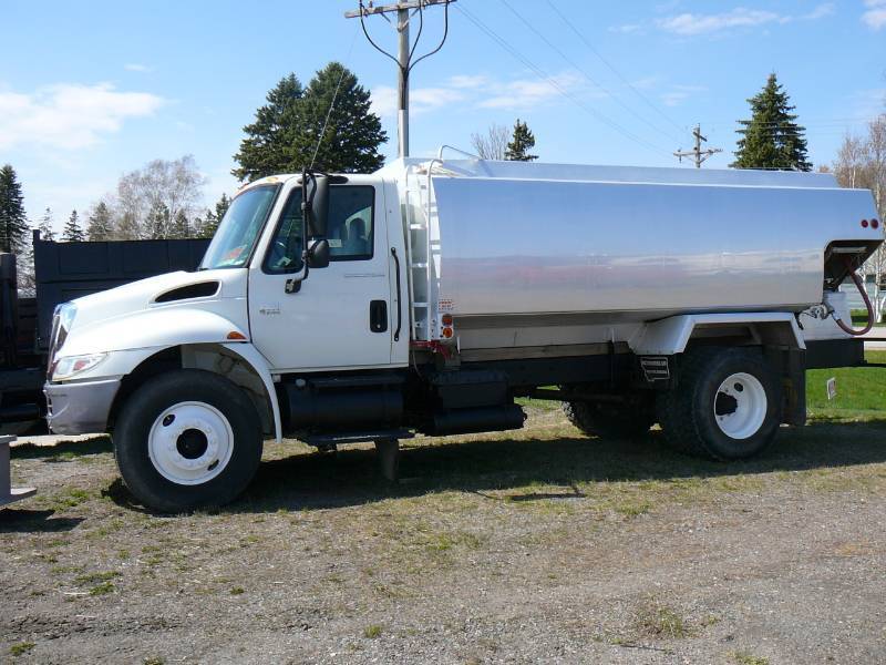 lot 9 image: 2006 International 4400 with 4 Compartment Tank  R2473