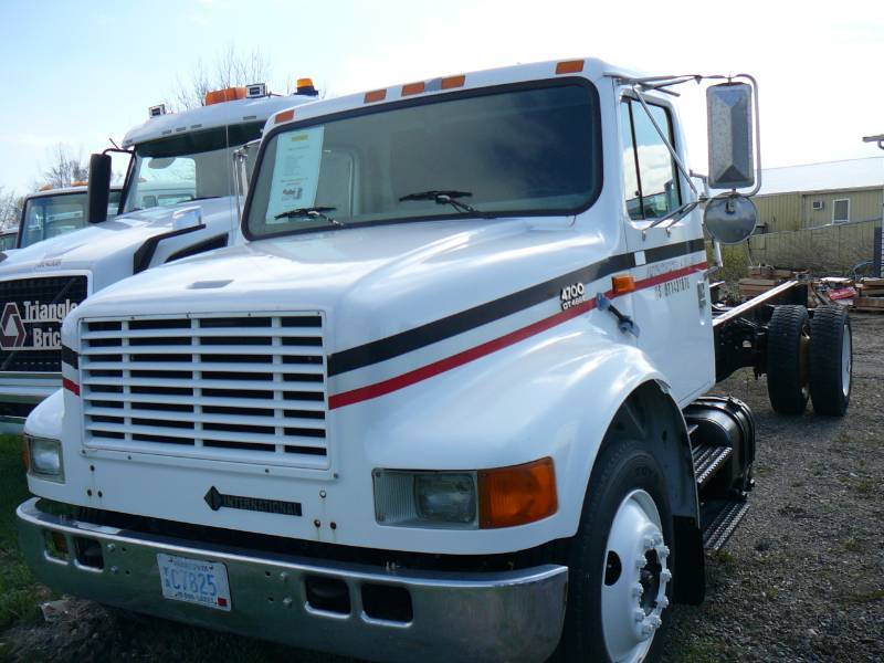 lot 18 image: 1997 International  4700 Series