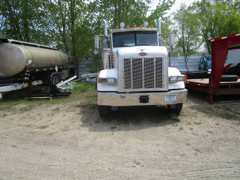 lot 29 image: 2007 Peterbuilt TT 999