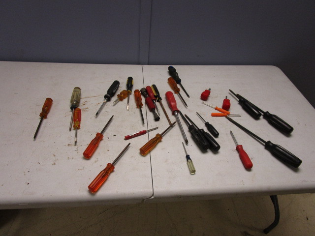 ASSORTED SCREWDRIVERS