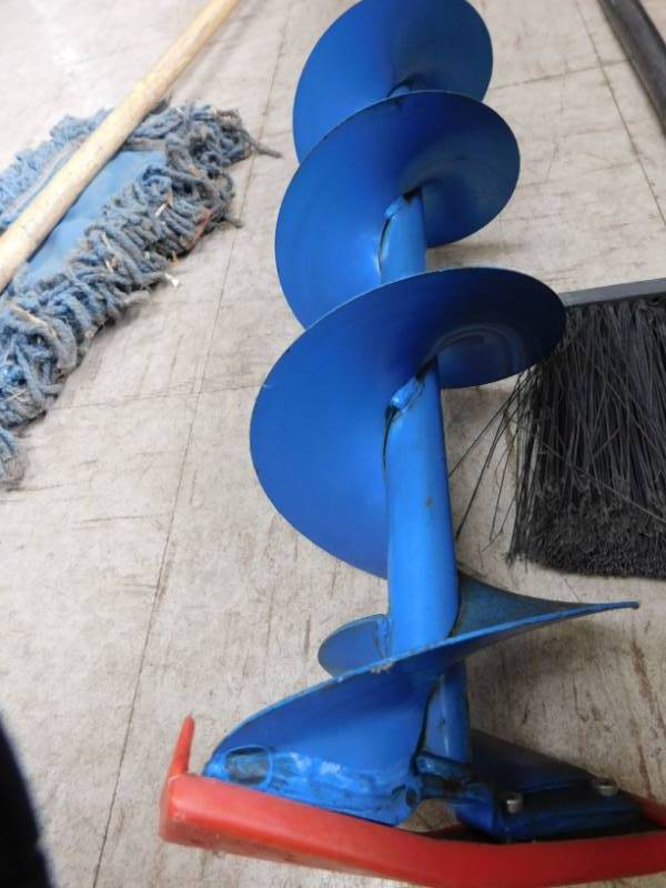 lot 24 image: 1 Mop, 2 Brooms, 1 Ice Drill