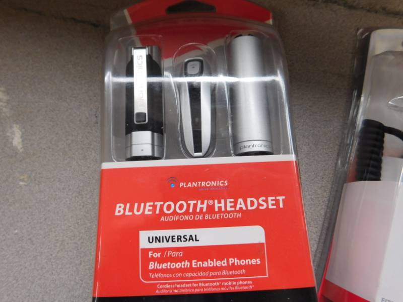 lot 29 image: US Robotics 56K Faxmodem Model 568G (x2), Bluetooth Headset, 2 Phone Chargers