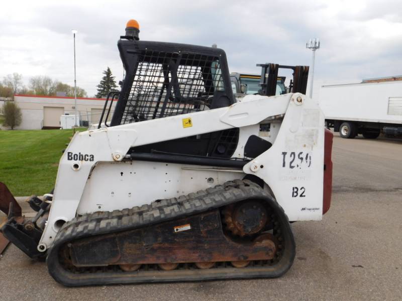 lot 1 image: 2005 Bobcat T250 Track Drive Skid Steer