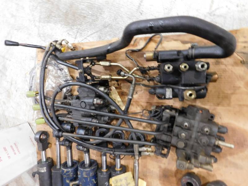 lot 15 image: Misc. Pallet of Hydraulic Cylinders & Valves