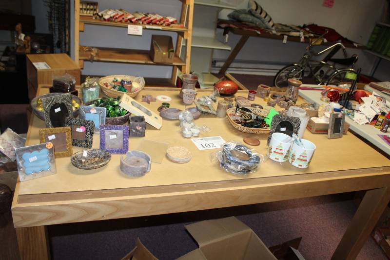 lot 102 image: Candles, Candleholders, Picture Frames