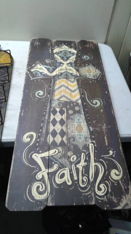 lot 64 image: Lot Of Hanging Wall Decor