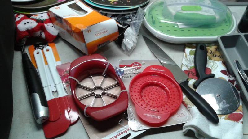 lot 87 image: Bin Filled With Kitchen Items