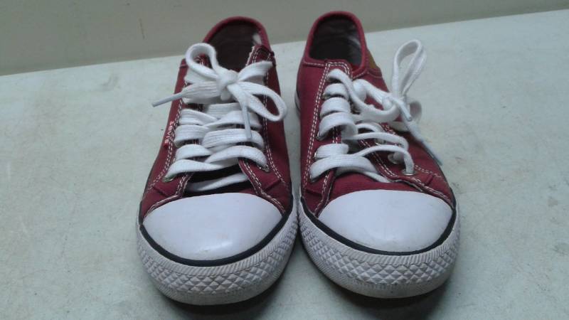 lot 74 image: Pair Of Levi Tennis Shoes, Womens Size 6.5 Used, May Show Wear