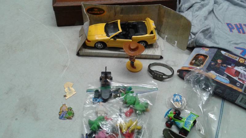 lot 81 image: Small Lot Of Collectibles