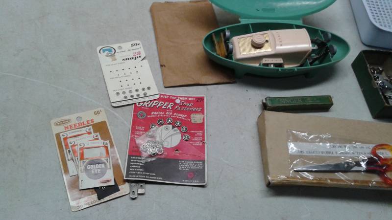 lot 82 image: Lot Of Vintage Sewing Items