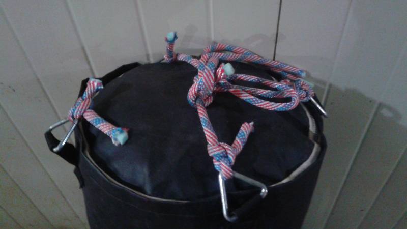 lot 68 image: Large Everlast Punching Bag, Needs New Hanging Rope, Good Condition