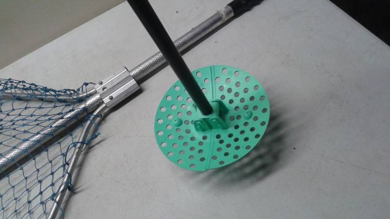 lot 37 image: Fishing Net And Flipper Dipper Ice Skimmer