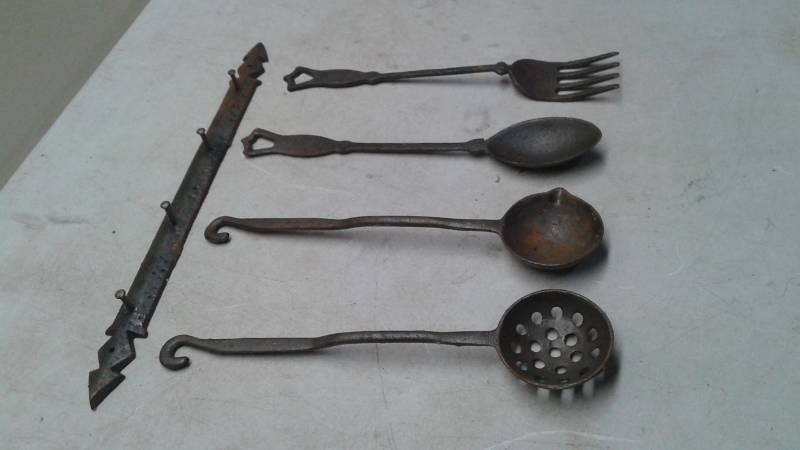 lot 57 image: Set Of Large Metal Kitchen Utensil Hanging Decor