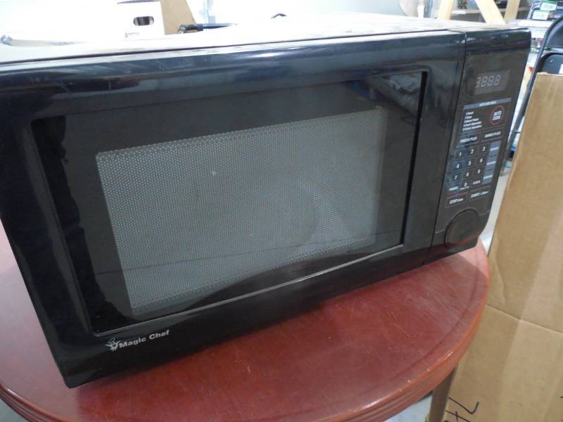 lot 5 image: Magic Chef Microwave